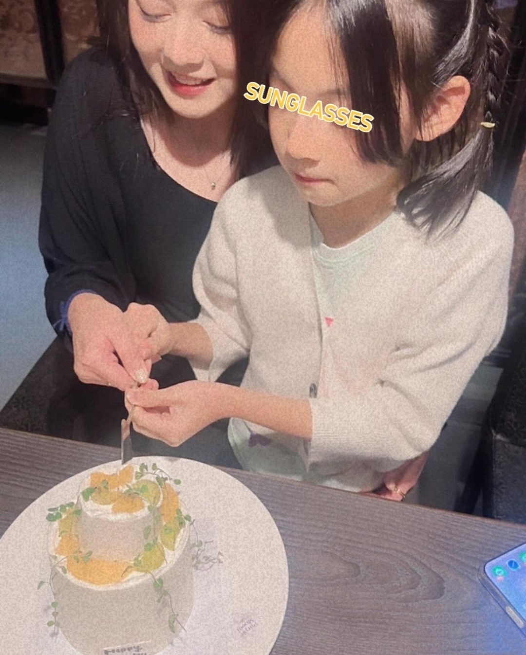 #周渝民女儿8岁近照# 周渝民妻子晒与女儿一起切蛋糕的照片，女儿遗传爸妈高颜值！