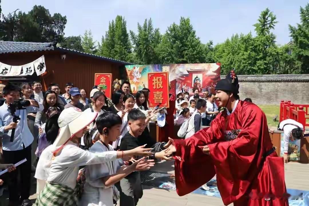 【小对联】
上：……？
下：华文。