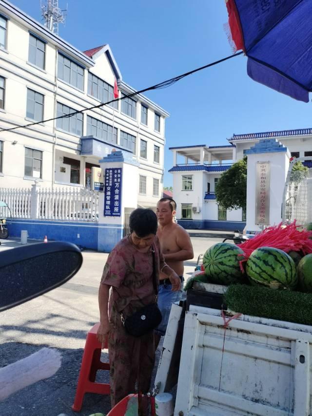 我的一个初中老同学是卖西瓜的，他很聪明，在泰和县万合镇派出所门口外面摆摊卖，两个