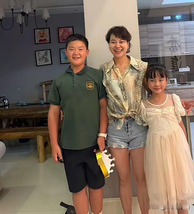 张雪笑着说，我老婆从14岁就跟着我，那个时候一分钱都没有。从十四在一起走一辈子的