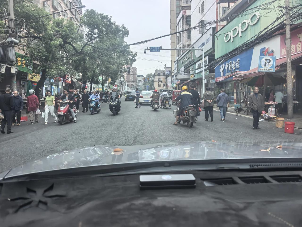 小镇街道的人哪，让不让你，得看他的心情，你按喇叭，他头都不回，你得耐心等待。如果