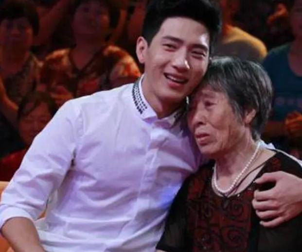 2017年，井柏然在奶奶的葬礼上，见到了出生28天就把他抛弃的父母，他们低声下气