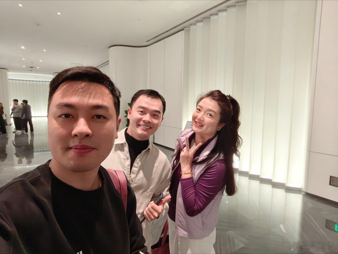 别人问“你们仨怎么这么熟”答复:因为