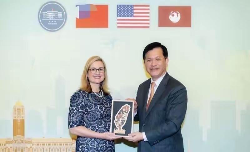 坚决反对，绝不让台独分子左右逢源。

沈伯洋要选台北市长。这事一出来就值得说。他