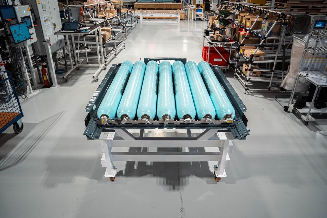 【宝马把氢燃料电池 储氢罐 平铺在地板！】宝马集团将于未来几年推出采用全新设计的