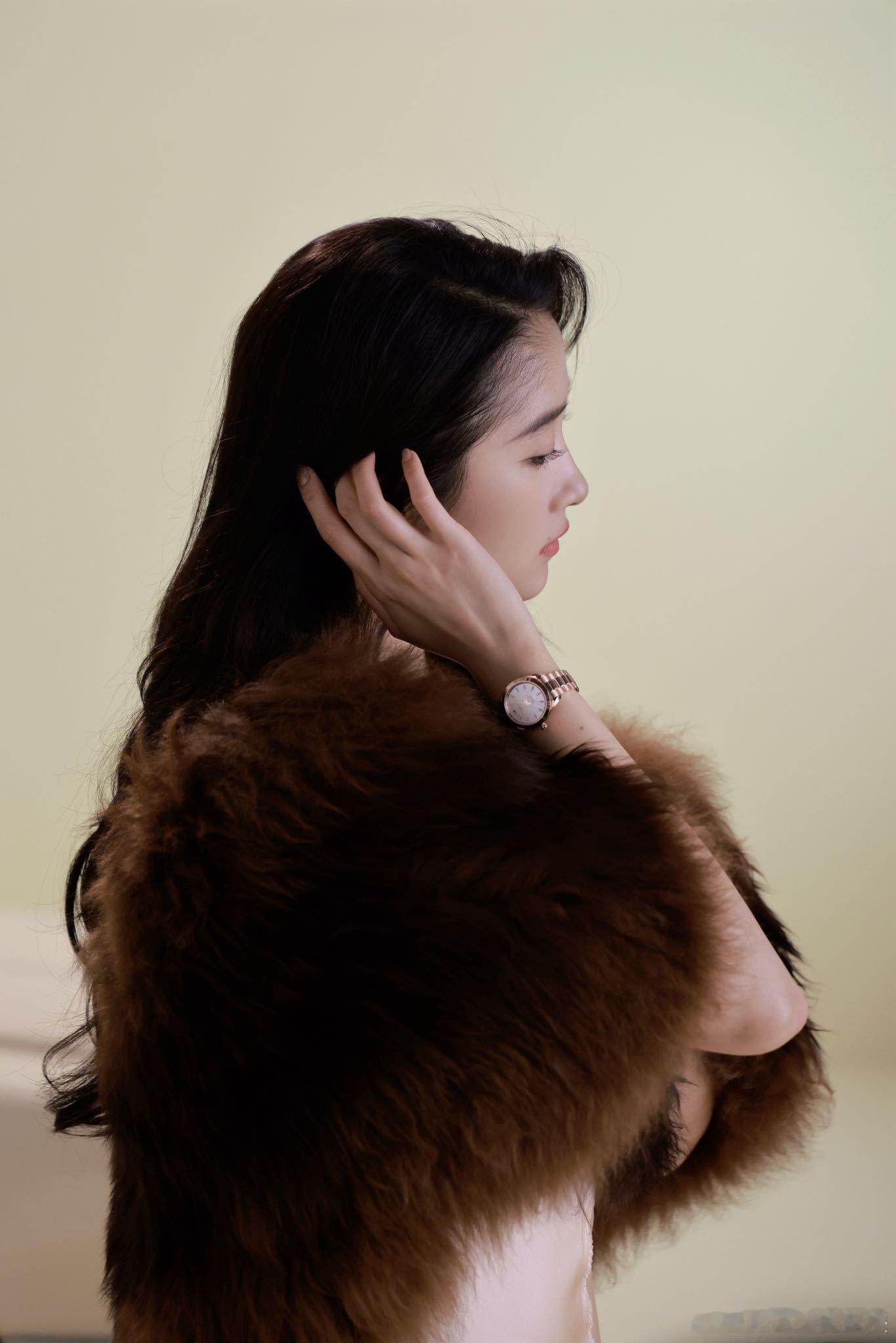 关晓彤Wonderland封面大片 我已经在疯狂存图了，很喜欢关晓彤的这一组大片