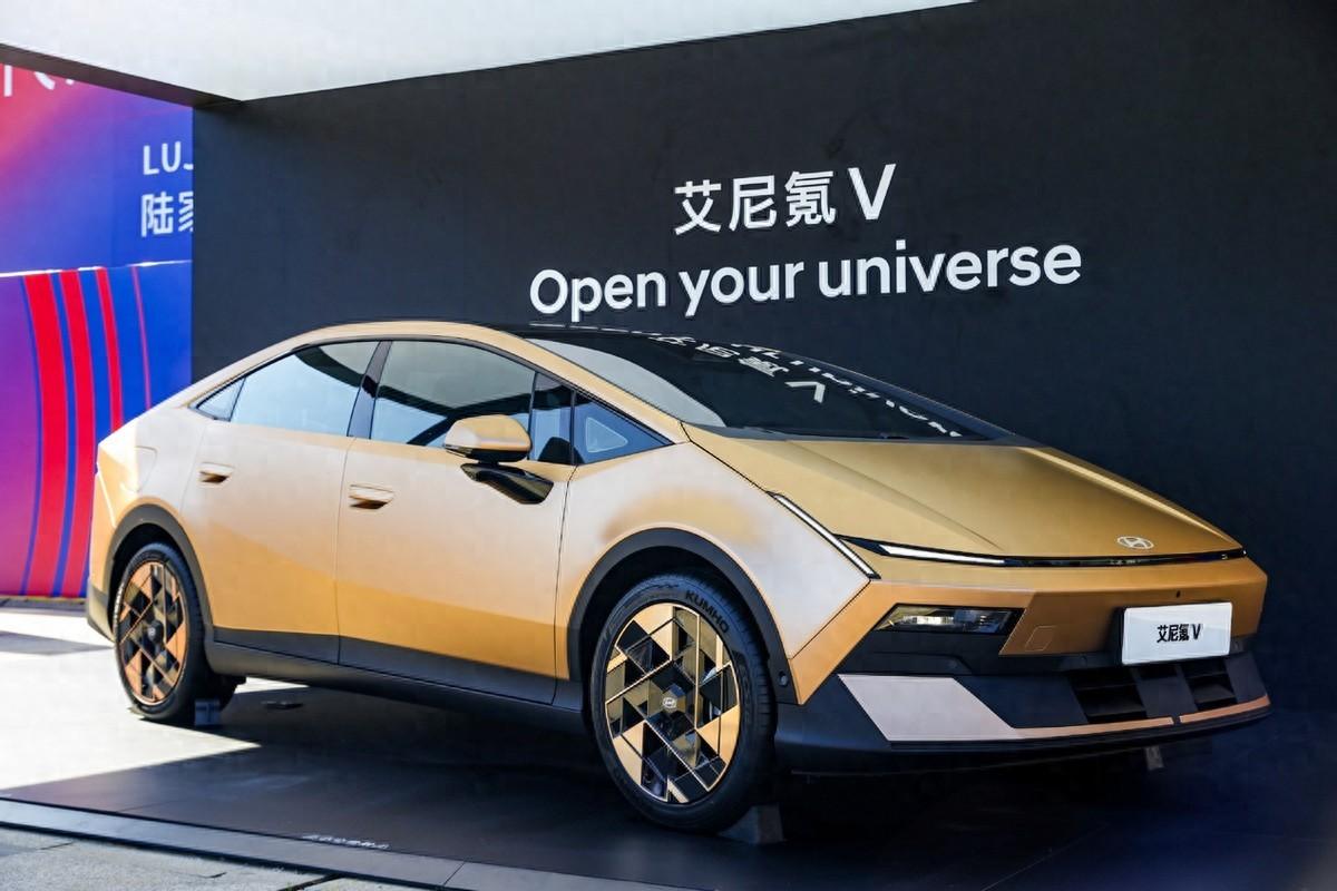 【艾尼氪V 你觉得会大卖吗！】
这款车极具未来感，并且设计不俗套。设计遵循 第一