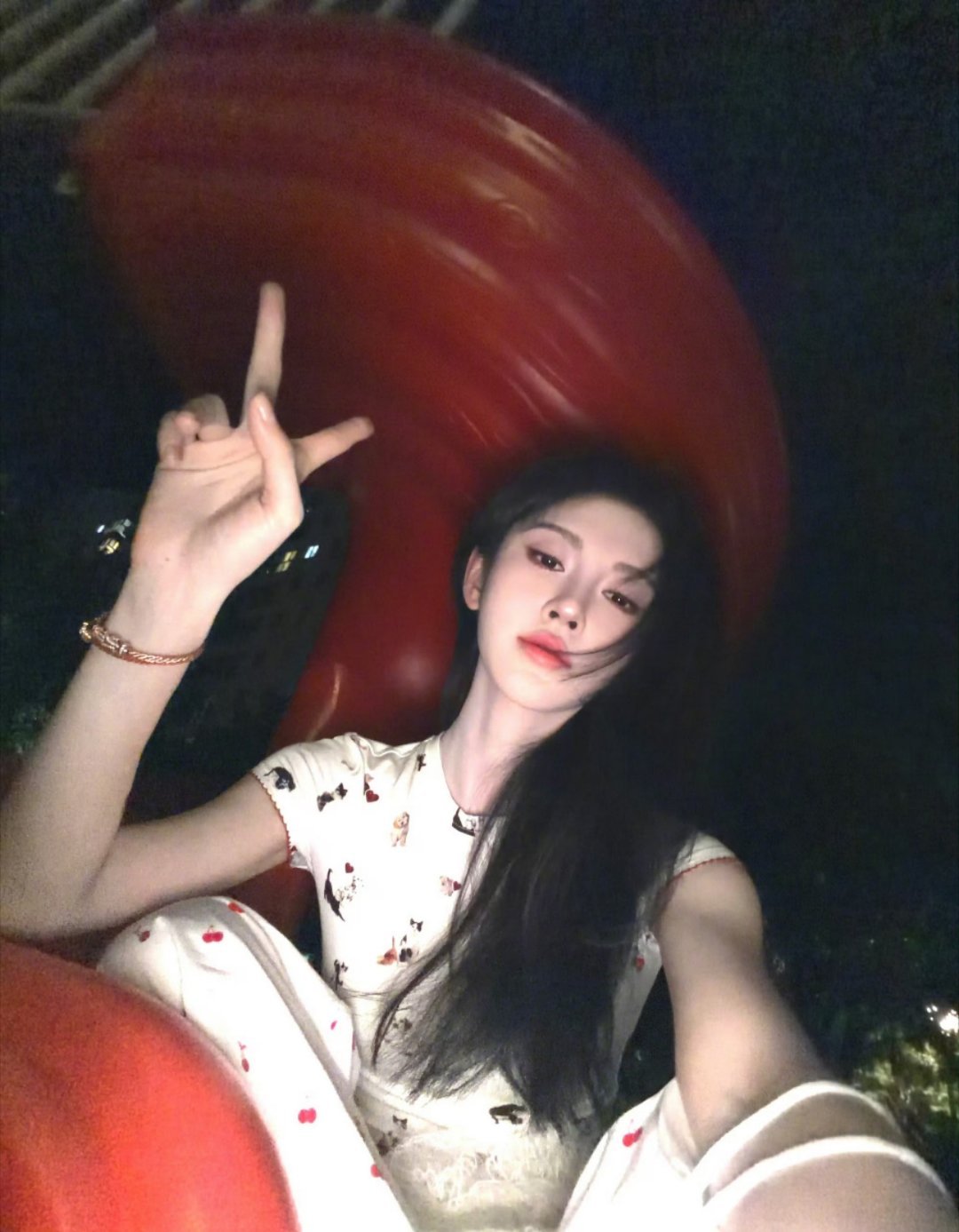 鞠婧祎怎么还有库存！什么时候发新的！[苦涩][苦涩]我们要看新照片[憧憬][憧憬