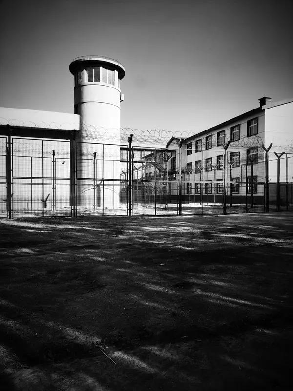 今年严控非寻常，
莫把鞭炮堆成仓。
倘若火星飞天上，
拘留所中把身藏。
莫让消防