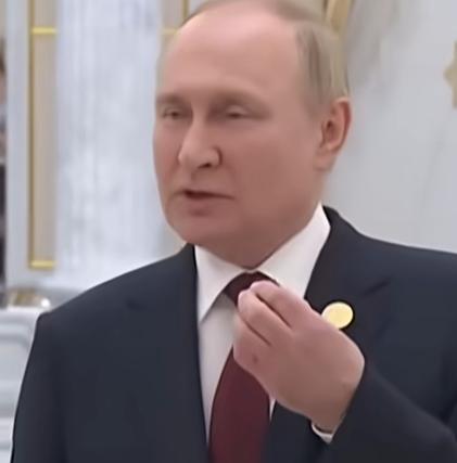 就在美国全力围堵伊朗、自以为掌控中东全局时，两个中国友邦在4月27日同一天，精准