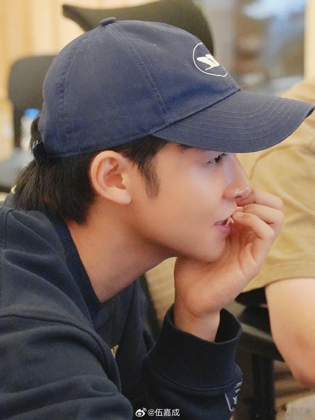 老师赛道算是让伍嘉成闯进来了 永远会被伍嘉成的温柔打动！直播反复教唱两首新歌，粉