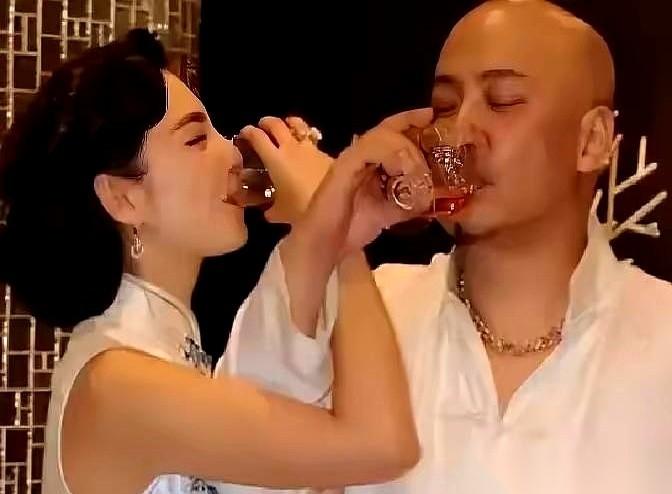 女友余男的验孕棒刚测出两条杠，导演王全安的饭局，就约上了张雨绮。
借口是天冷，喝