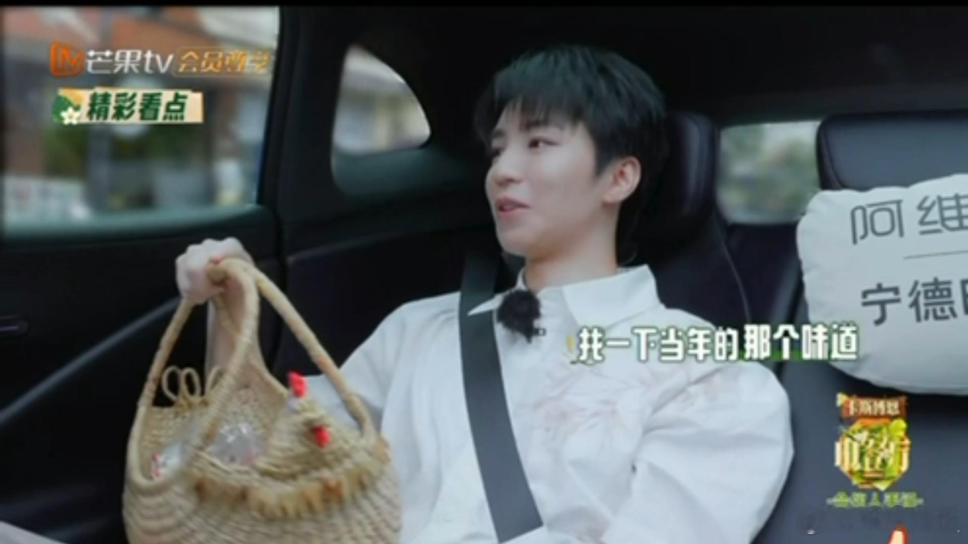 王俊凯给自己加油王俊凯太久没见黄晓明重回劳动现场的王俊凯氛围感拉满，怀念当初辛苦