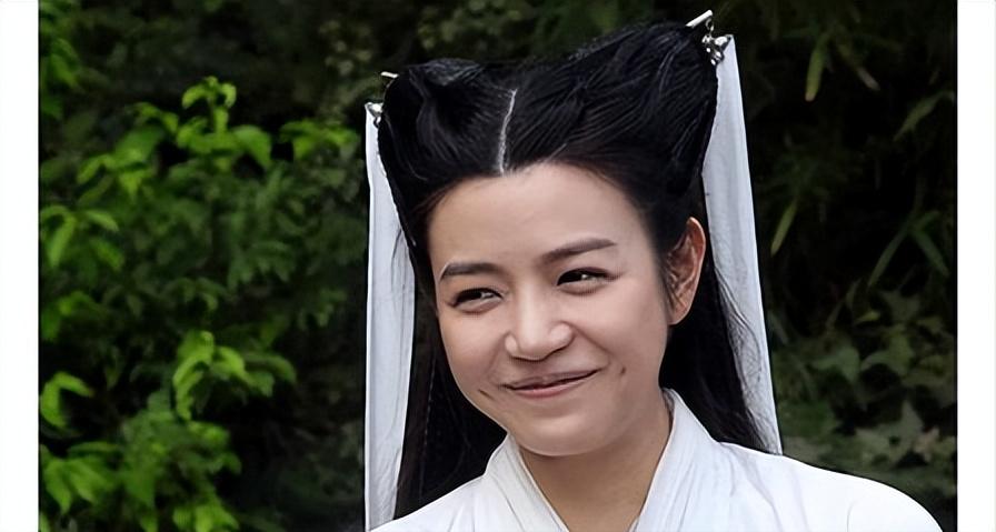 1、陈妍希，本名陈玫璇，本来是想当歌手的一不小心成为了女演员，两人婚变热搜挂了两