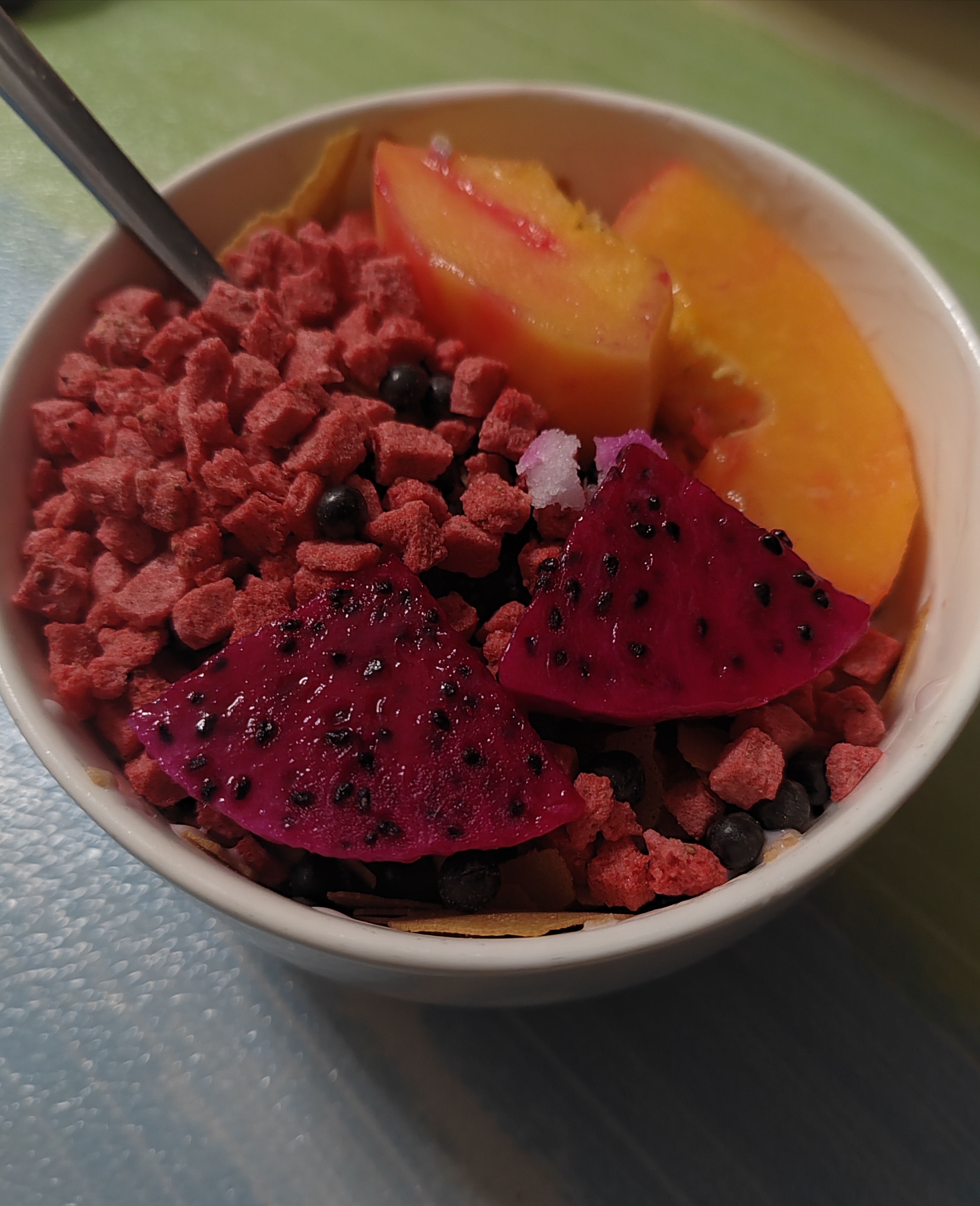 晚餐，下面是安慕希酸奶，再不喝就过期了。 