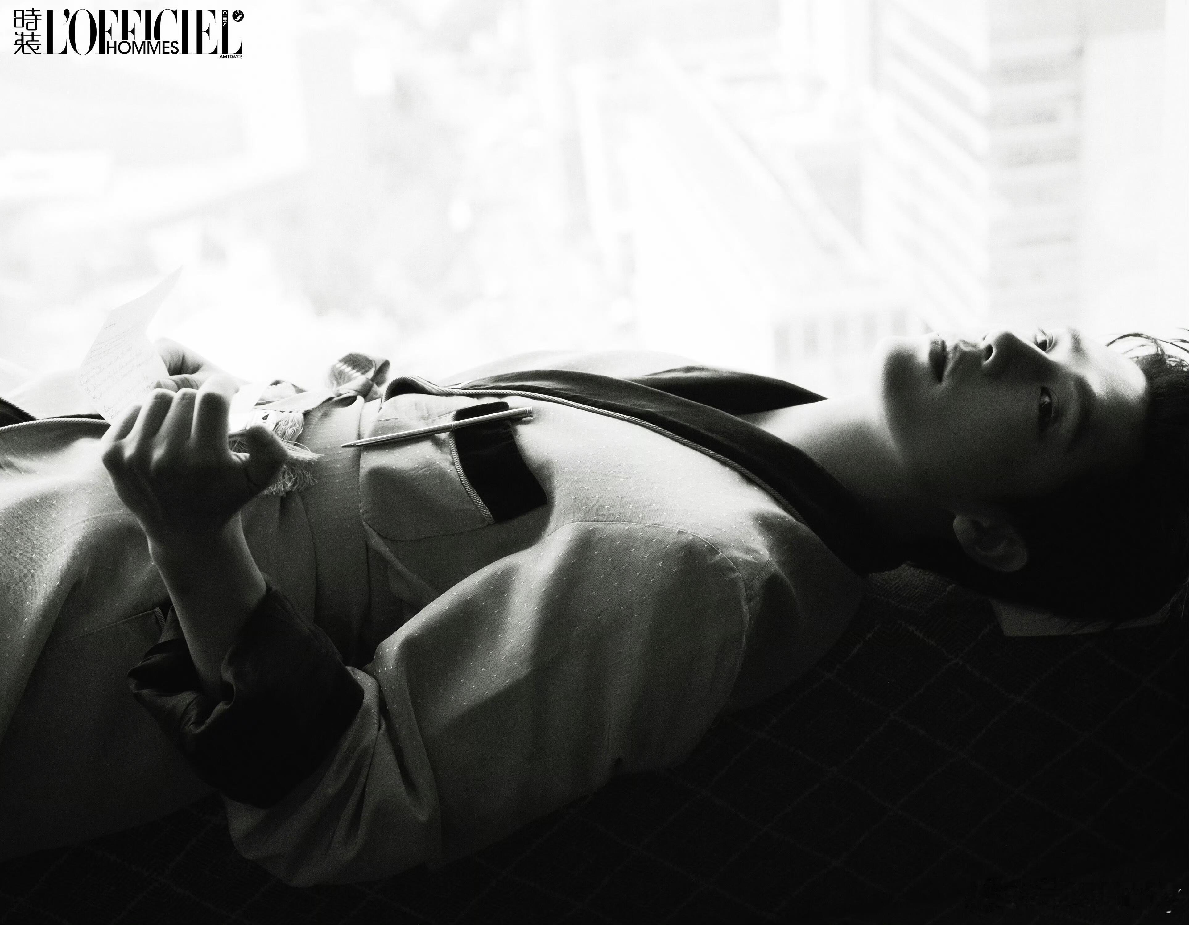 王安宇解锁《时装男士LOFFICIEL HOMMES》1月开年刊封面，继《ELL