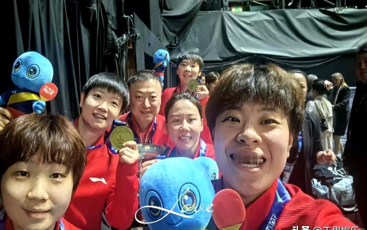 大迪这回又“牺牲”自己了，咱才终于看到莎莎、同同、曼昱和小曼姐的欢乐合照。
要不