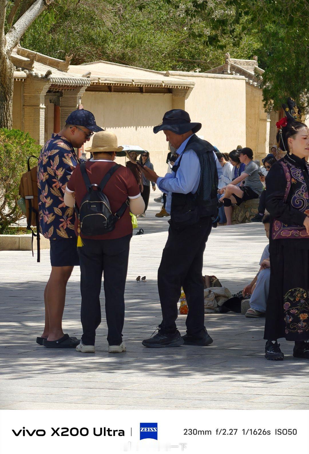 离谱了，在莫高窟搞游客摄影的全是大爷大妈，感觉就像是八九十年代火车站那帮拍照的人