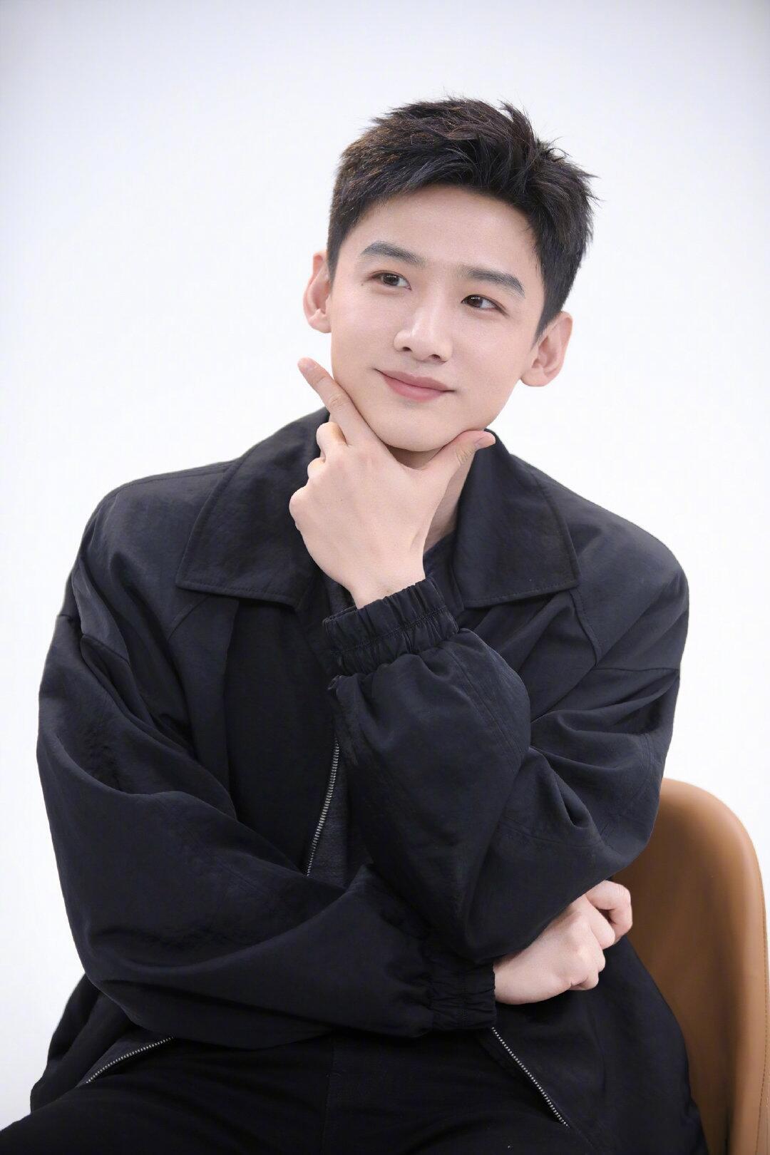 白敬亭带着老鼠干回家了他身上的少年感有没有人能get到 