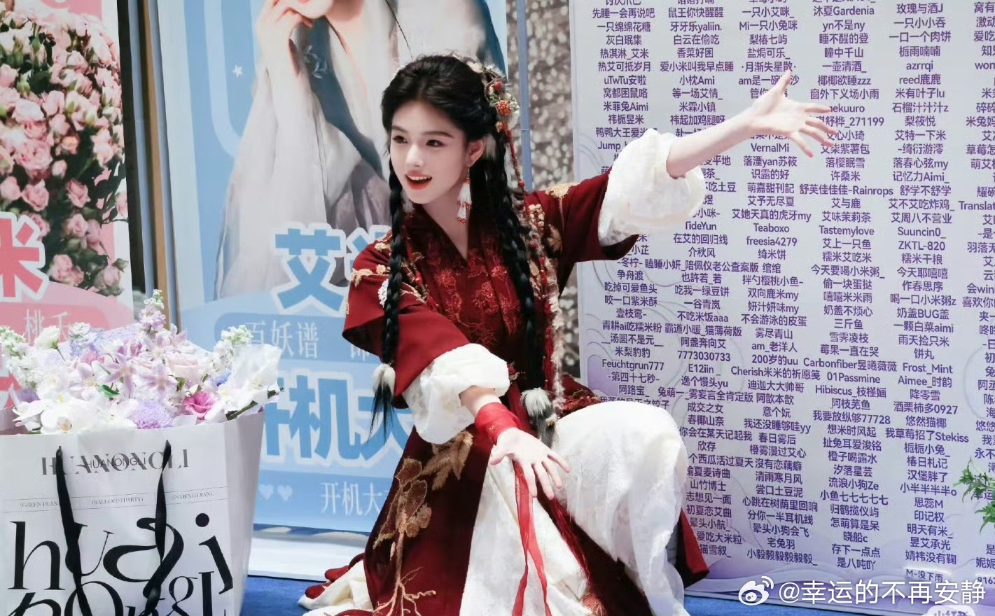 艾米百妖谱龙角造型艾米在《百妖谱》里这套龙角配红衣的造型真的很出彩。龙角配饰搭一
