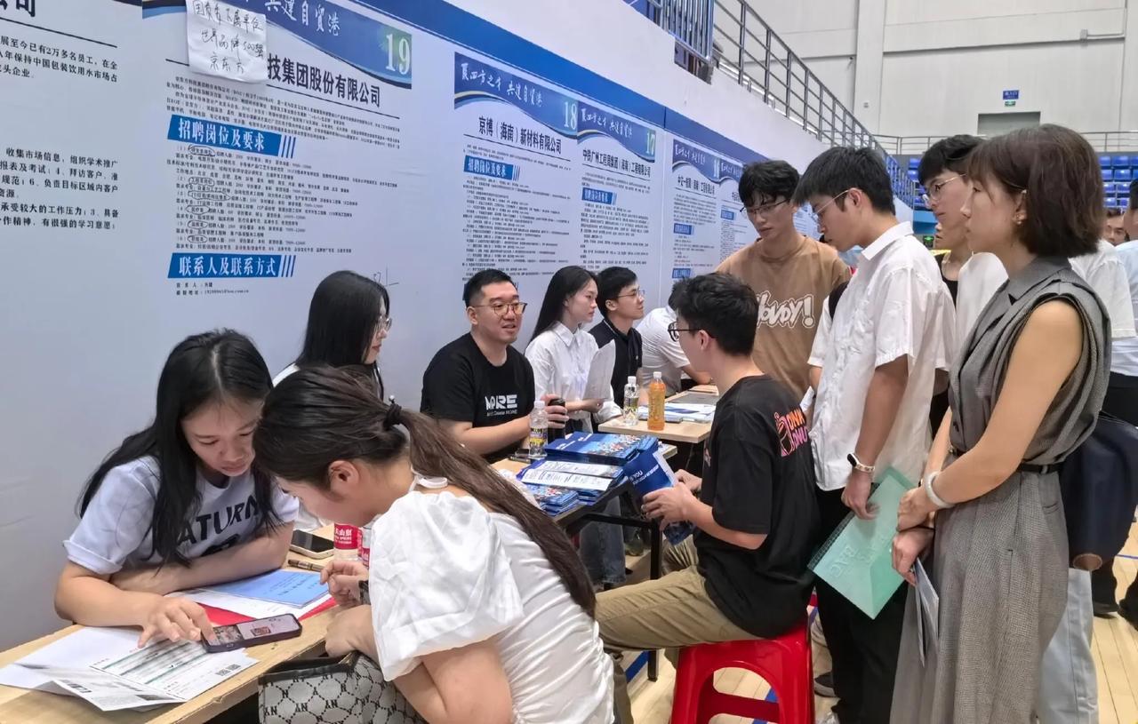 《2024春招高薪职业和人才洞察》显示：32.89%的职场人希望能立即退休。对此
