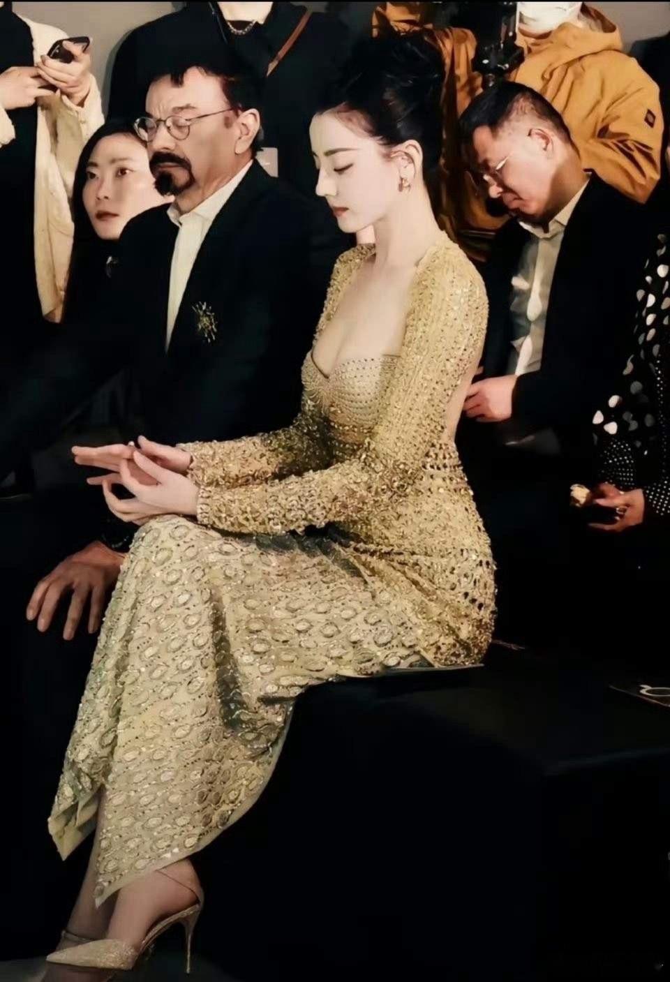 迪丽热巴这身金色满钻露背长裙，直接把贵气焊在身上！满钻编织工艺勾勒出完美身材曲线