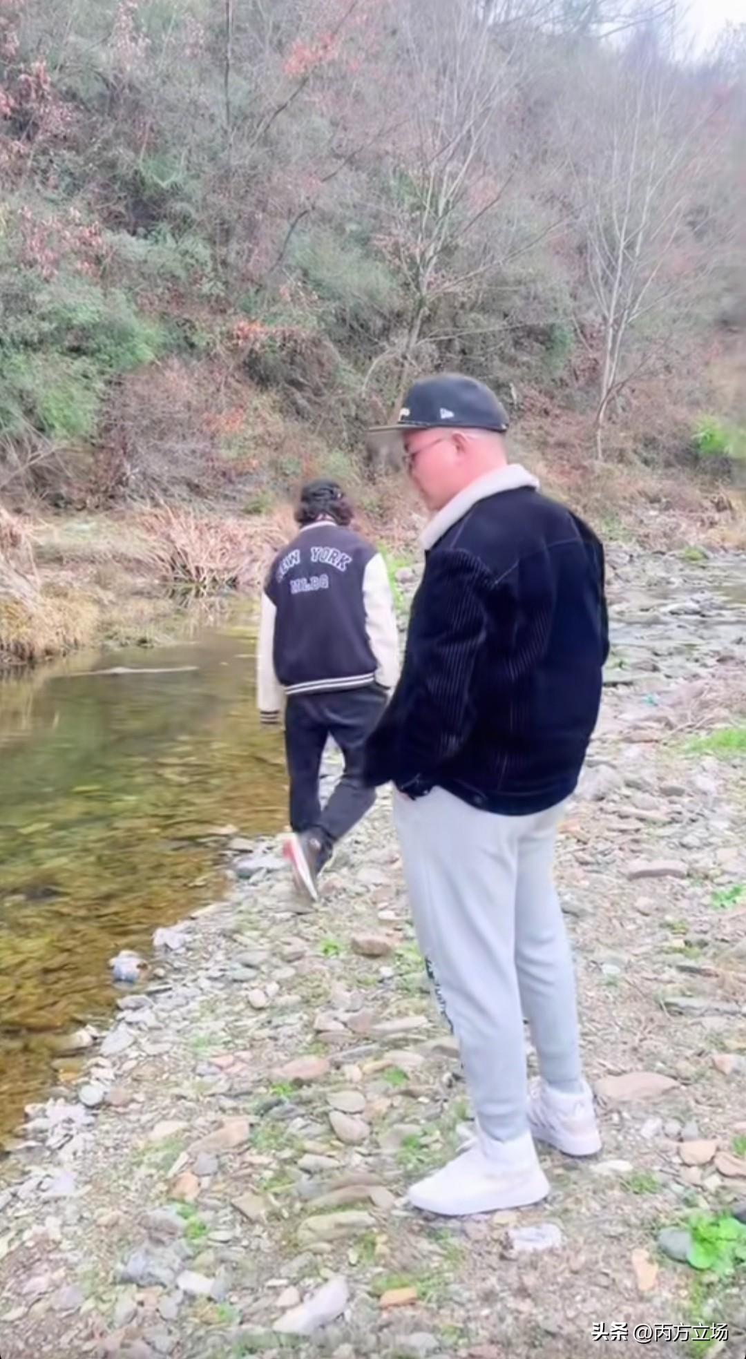“国际巨星”庞麦郎回到陕西汉中老家，粉丝去探望他，他带着粉丝河边游玩散心，并且一