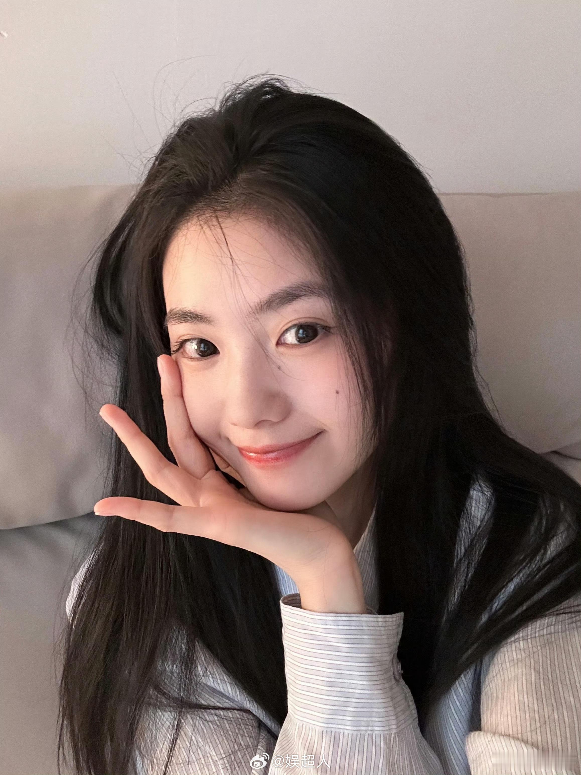 刘浩存红衣双马尾刘浩存红衣迎财神抓到一只好萌的浩存宝宝