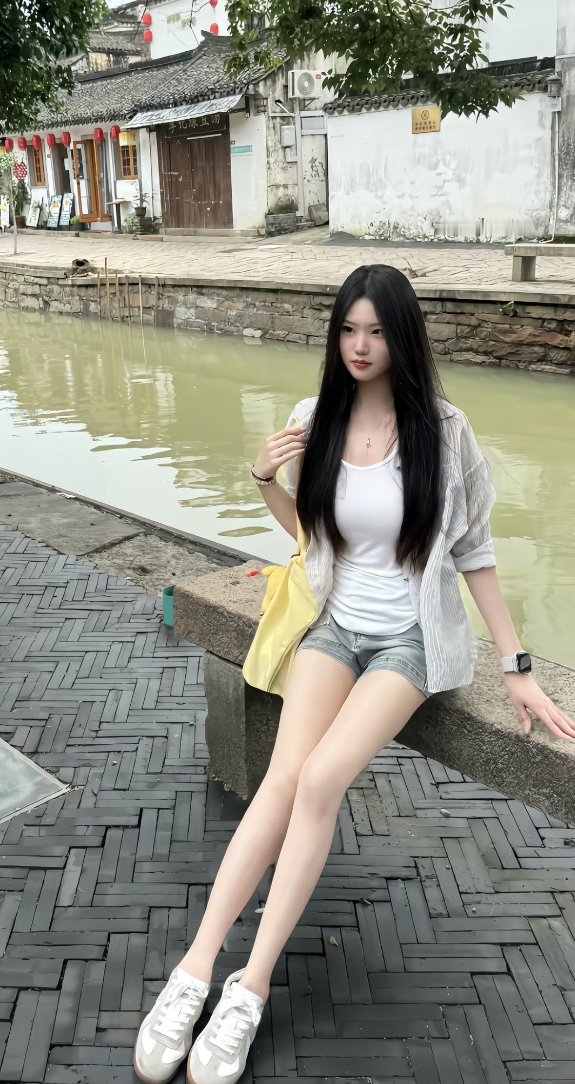 姑娘坐在公园长椅上，休闲自在。