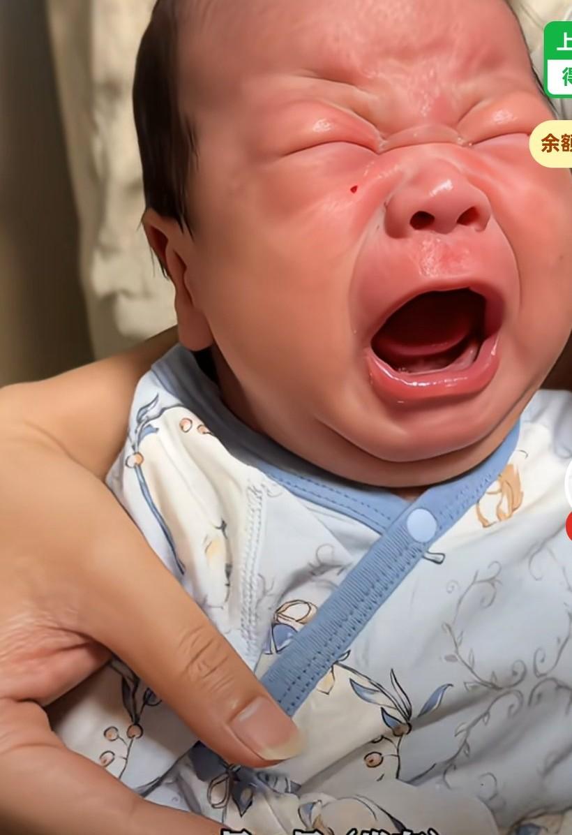 网友的儿子哭闹时嘴张的很大，结果父亲把他的表情做成了酒起子。
网友说，出生没多久
