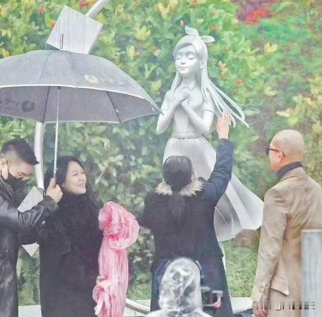 大S纪念雕像于2026年2月2日在其逝世一周年忌日正式揭幕，由丈夫具俊晔亲自设计