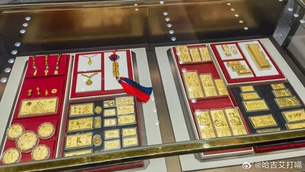凤凰新闻【金价大跌！有商家囤货资产缩水百万，“跌掉一辆迈巴赫”】极目新闻记者尹洁