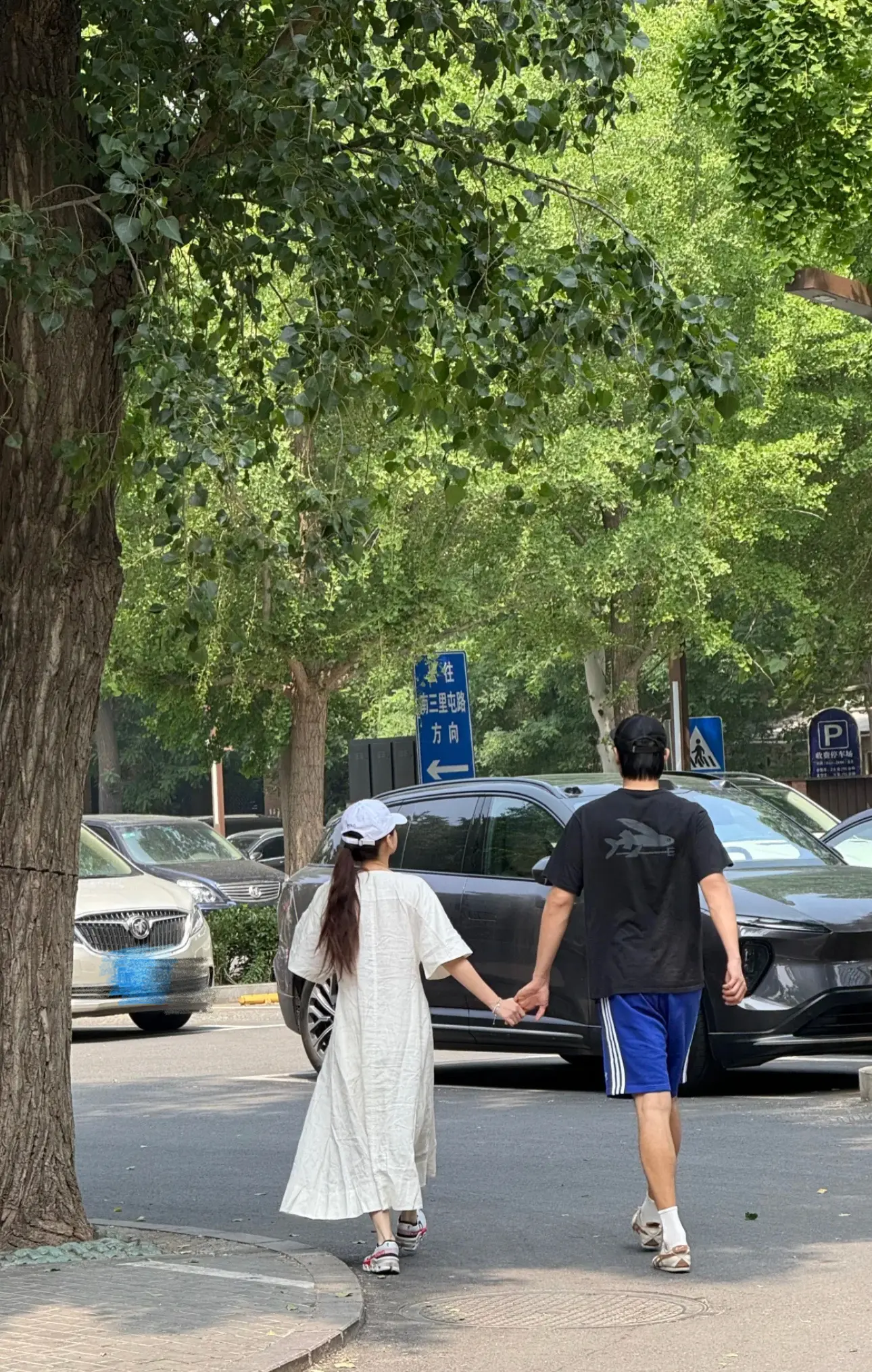 金莎和小19岁男友孙丞潇被偶遇，两人手牵手感情非常好