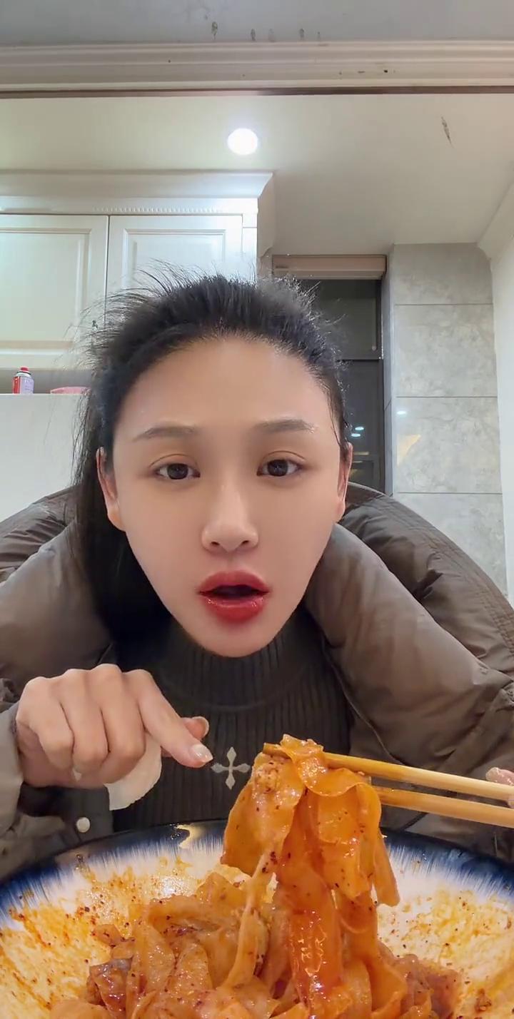 擀面皮。
这个面皮是宽的，平常吃都是细的，没吃过这么宽的擀面皮，给妈妈加油助威。