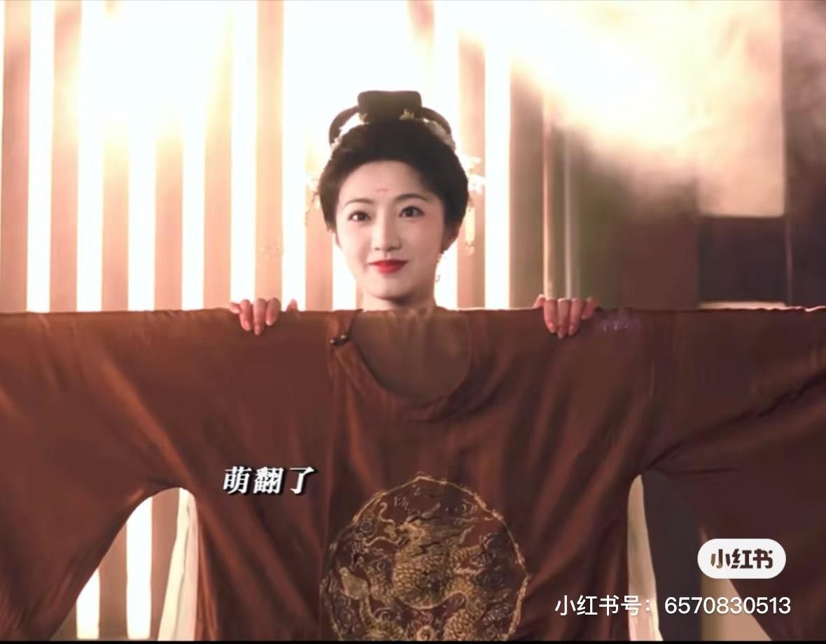 元治  这里是不是故意为之 这个错位角度去看龙袍刚好穿在照儿身上 