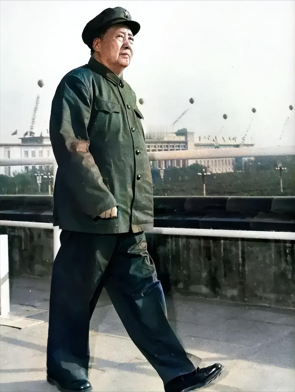 1949年4月18日，斯大林给毛主席发电报：如果红军敢渡过长江，将面临美国的打击
