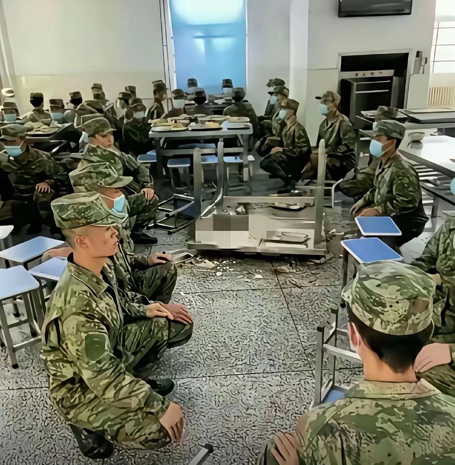 在食堂打架的下场 一蹲蹲一天