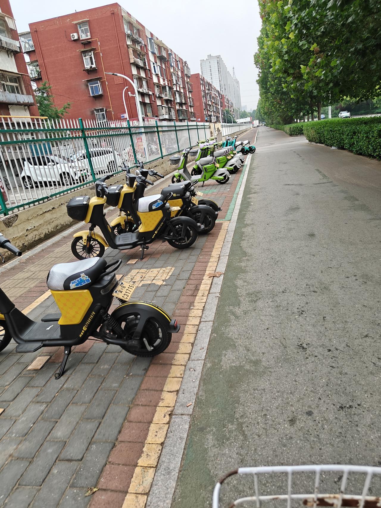 记录我的2026大街小巷的共享小电车让人们出行更方便了。唐山的共享小电车不仅规模