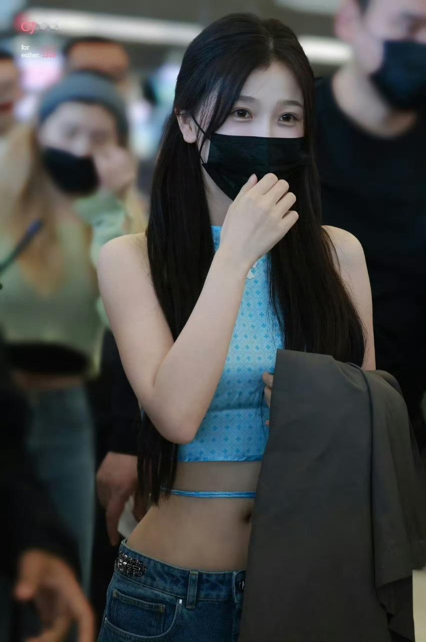 #虞书欣好辣#虞书欣私服穿搭好美好辣，一直在和粉丝比心互动呀，起落平安一切顺利！