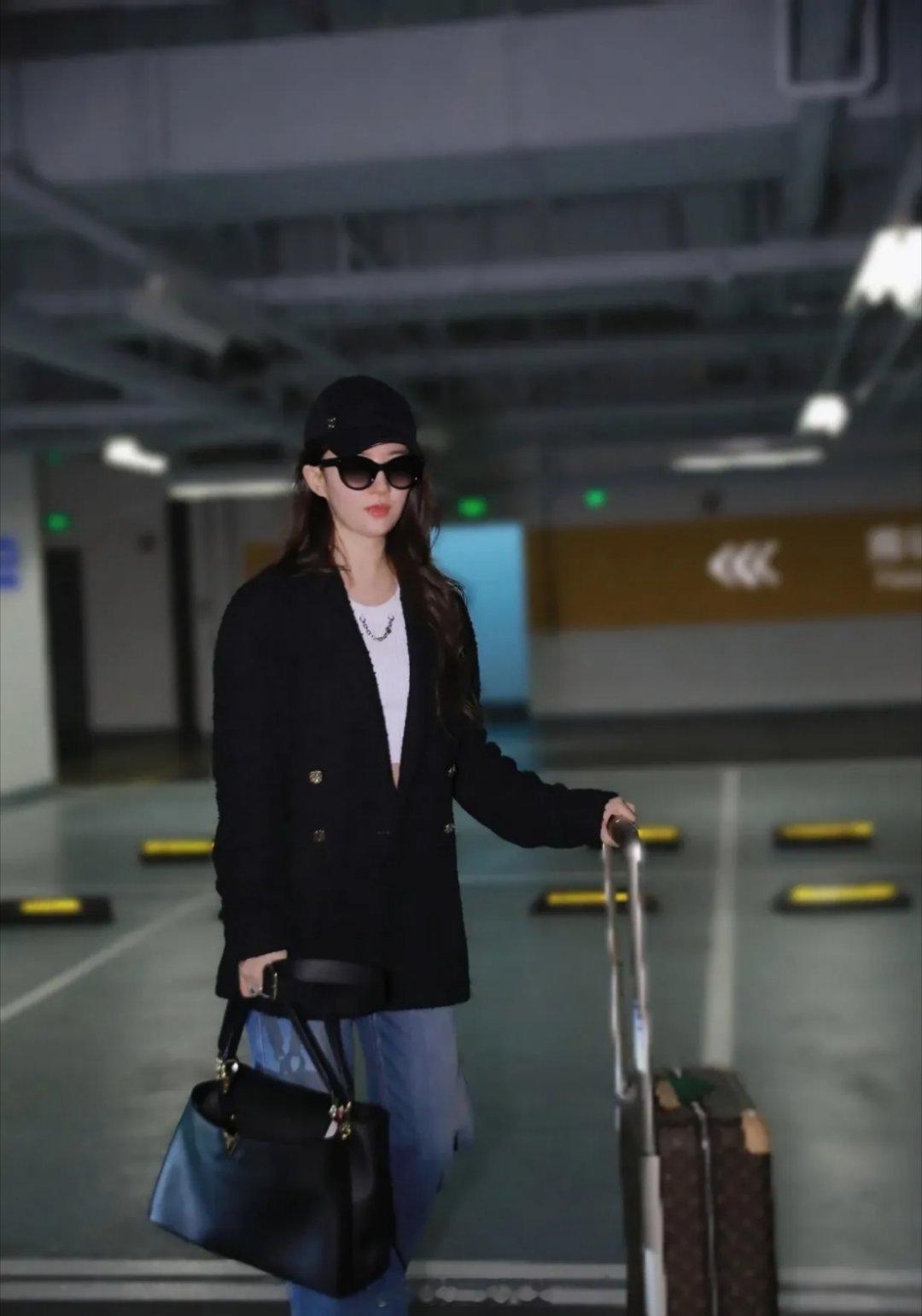 刘亦菲抵达上海将亮相LV大秀，机场图，黑色西装搭配白色背心，隐隐约约看到马甲线，