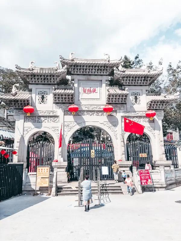 这是一个非常值得探讨的现象。人们普遍感觉“年味变淡”，这背后是多重社会变迁共同作