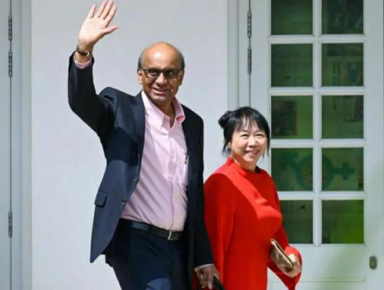 终于藏不住了！新加坡亲印媚日的真相，原来早就写在总统的血统里。现任总统尚达曼是地