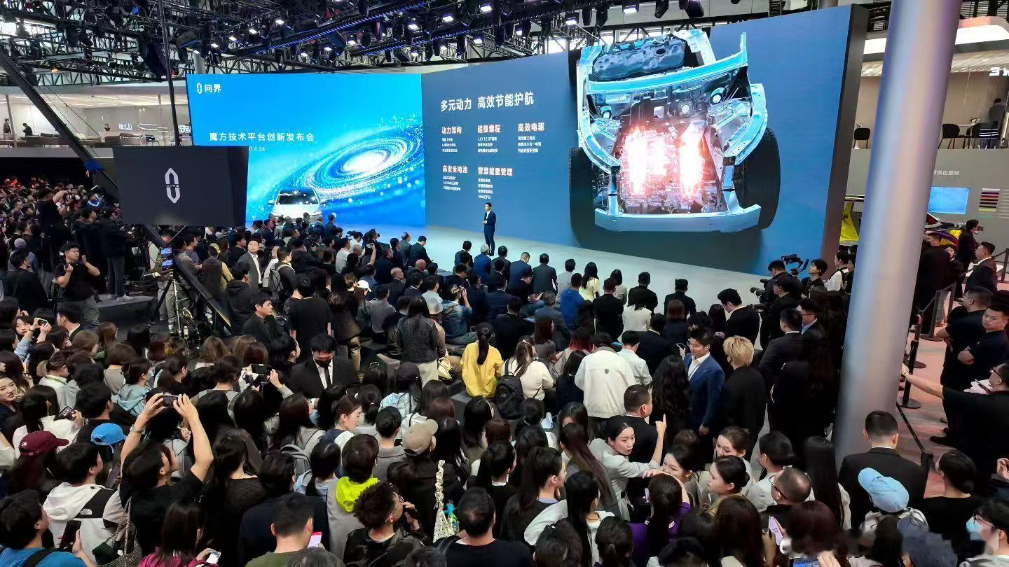 4月24日，北京车展现场，问界M6上市即开启批量交付，交付即热销，市场热度持续高