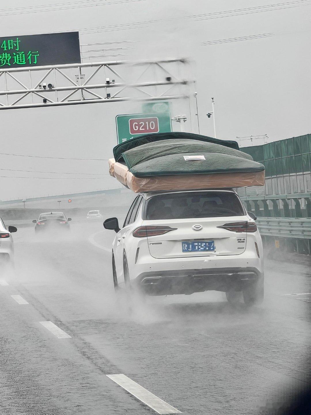 昨天下雨跑高速这个拉床垫的大哥着实笑死我了本来下雨就跑不动你还非要给自己加难度?