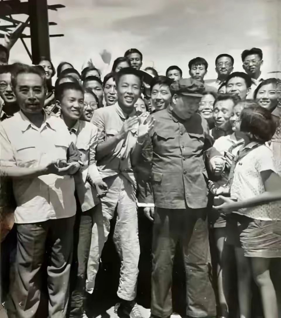 为什么毛主席经常敢于挤在人民群众中间，因为毛主席与人民群众心连心，人民群众就是他