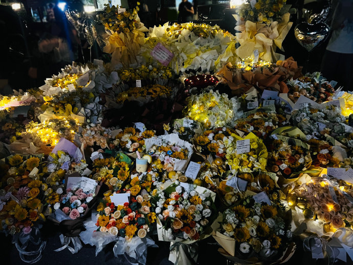 田栩宁凌晨晒杀青照田栩宁晒粉丝的信和花 田栩宁凌晨晒杀青照，还晒了粉丝的信和花，