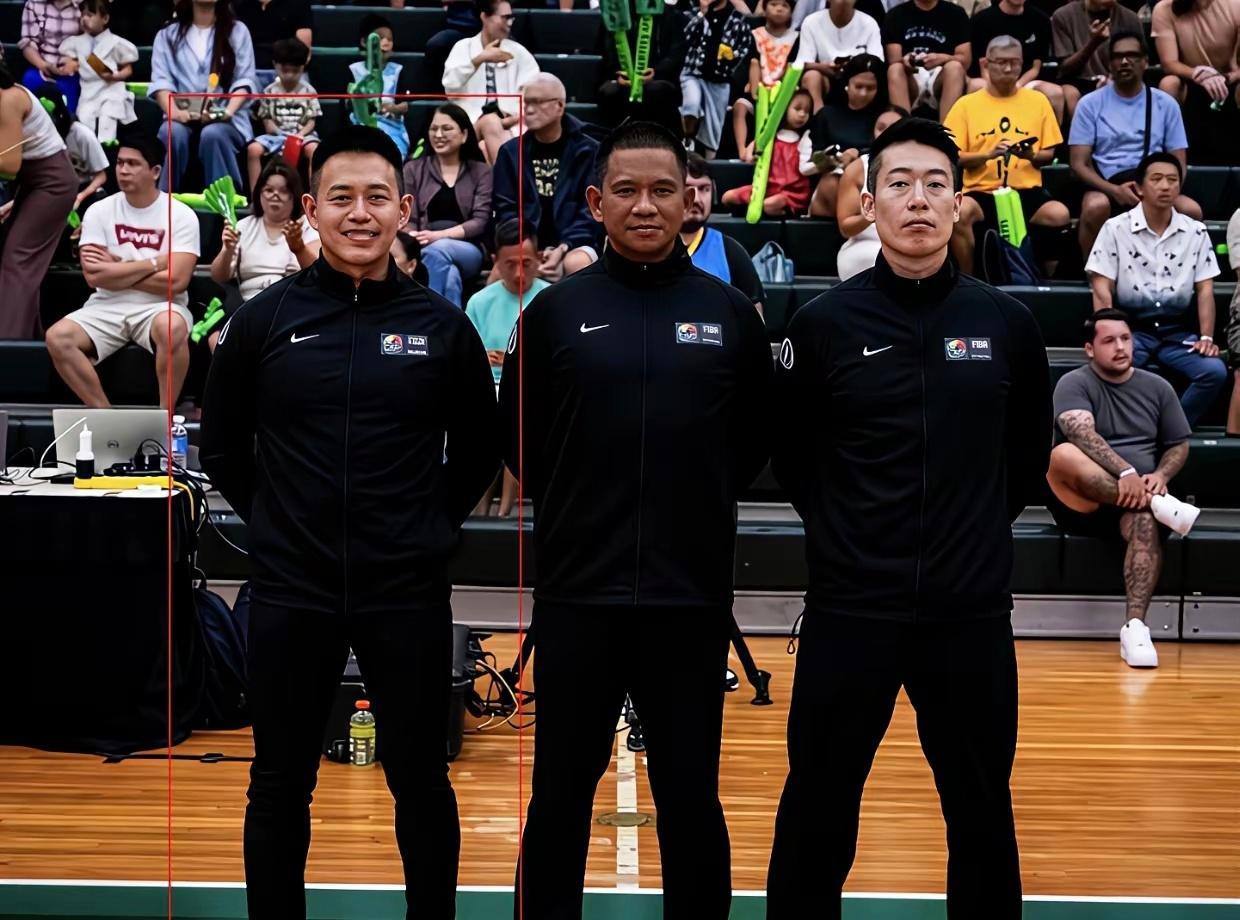 日本这主场哨是真黑啊！怪不得能赢有马尔卡宁的芬兰男篮！三个裁判全是带着任务来了！