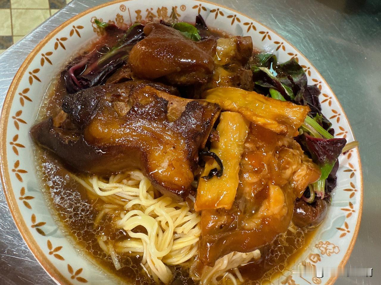 给老爷们做的猪脚面🍜
猪脚一点脚臭味都没有。
猪脚软糯脱骨。
面条用的鸡丝面。