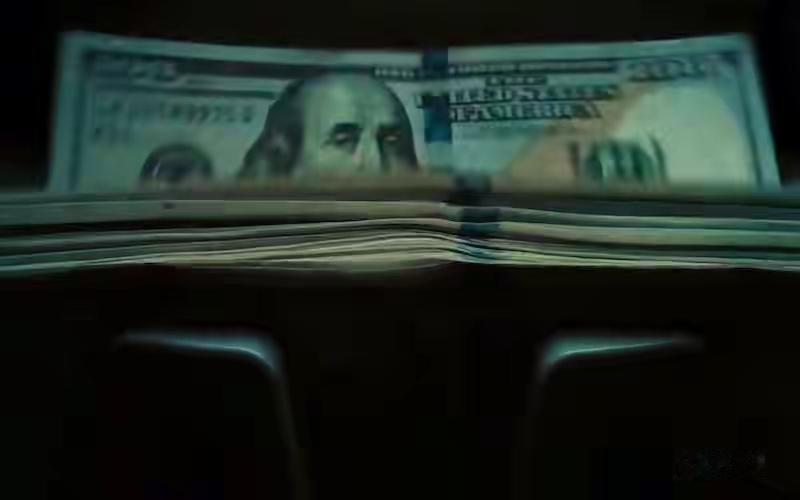 《美元还能稳多久？一场“绿纸”与全球信任的对赌，正在倒计时》

1️⃣ 先别急着