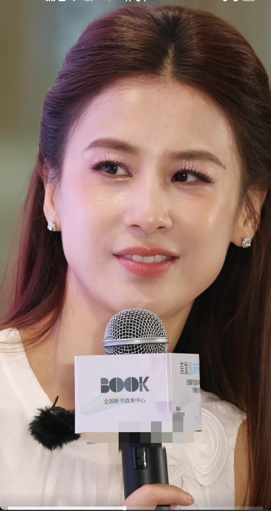 明星就是明星 这状态已经相当哇塞啦！底子是真好！原相机 43 岁，这颜值真的是很